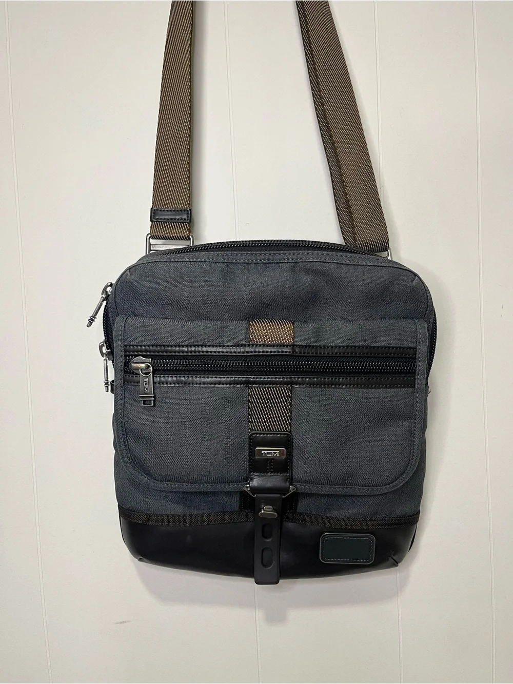 Tumi Alpha Bravo Annapolis Shoulder Bag Business Casual Leather Luxury Premium